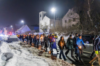Schweigemarsch an der kath. Kirche