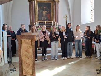 Die Konfirmanden stehen im Altarraum