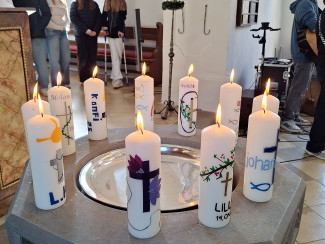 Die Konfi-Kerzen auf dem Taufstein