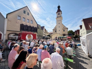Blick auf Gemeinde und Rathaus
