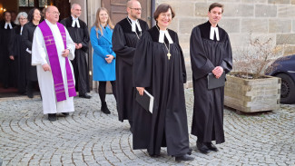 Beim Auszug aus der Kirche