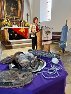 Elfriede Deinzer bei Ihrer Predigt