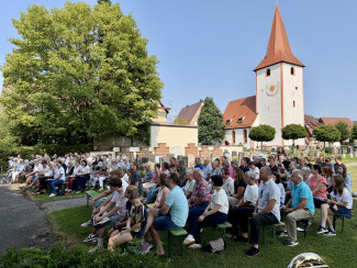 Viele Besucher beim Gemeindefestgottesdienst im Grünen