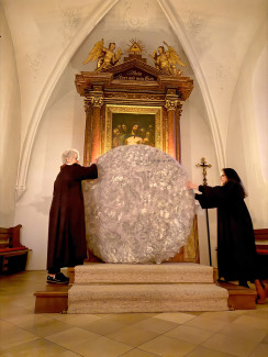 Christl Schäfer-Geiger und Barbara Weider rollen den Stein vom Altar weg