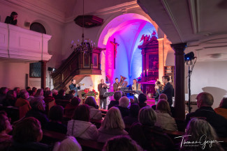 Buntes Licht und bunte Musik erfüllt die Thomaskirche