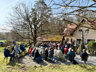 Die Gemeinde auf Bierbänken im ehemaligen Biergarten