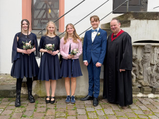 Die Konfirmierten und Viktor Ambrusits