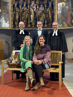 v.l.n.r.: Christine Gölkel, Tanja Wrensch (vorne). Dekan Tobias Schäfer, Vertrauensmann Michael Steinlein, Pfarrer Björn Schukat (hinten)