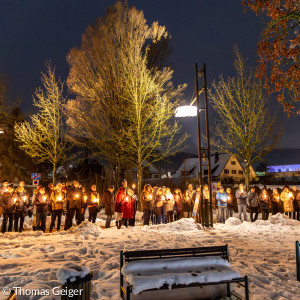 Teilnehmer beim Gedenken am KZ-Gelände