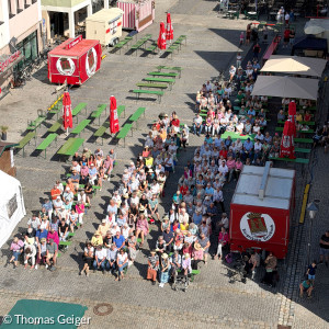 Blick vom Rathausturm auf die versammelten Gottesdienstbesucher