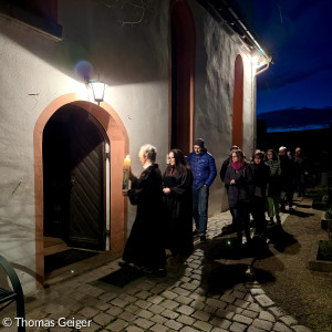 Einzug in die Kirche mit der Osterkerze