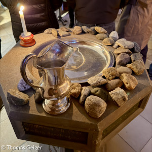 Taufstein mit Steinen