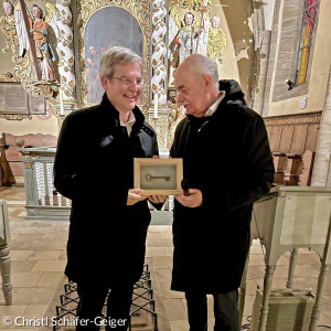 Stadtbaumeister a.D. Lothar Grimm übergibt Schlüssel an Bürgermeister Robert Ilg